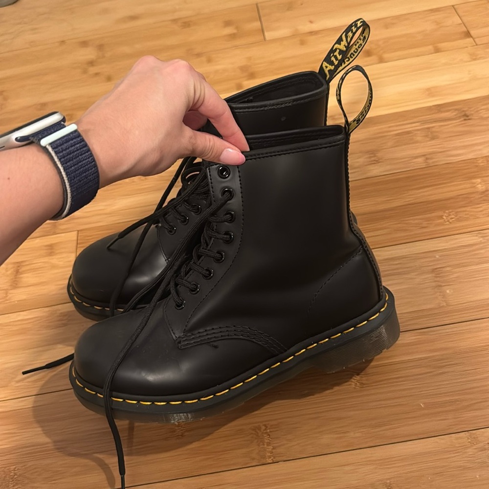 DR. MARTENS 1460 WOMEN'S SMOOTH LEATHER LACE UP BOOTS